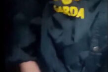 Vídeos mostram a mesma mulher a fazer sexo com os soldados e o agente