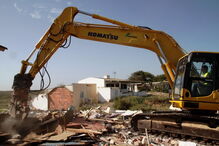 Escavadora destrói habitação ilegal na ilha do Farol