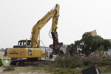 Escavadora destrói habitação ilegal na ilha do Farol