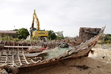 Escavadora destrói habitação ilegal na ilha do Farol