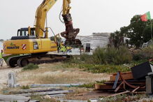 Escavadora destrói habitação ilegal na ilha do Farol