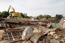 Escavadora destrói habitação ilegal na ilha do Farol