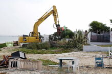 Escavadora destrói habitação ilegal na ilha do Farol