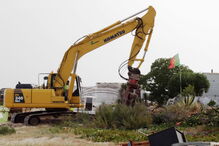 Escavadora destrói habitação ilegal na ilha do Farol