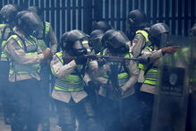 Imagens violentas da contestação a Maduro na Venezuela