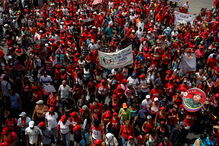 Imagens violentas da contestação a Maduro na Venezuela