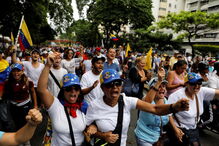 Imagens violentas da contestação a Maduro na Venezuela