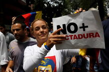 Imagens violentas da contestação a Maduro na Venezuela