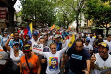 Imagens violentas da contestação a Maduro na Venezuela