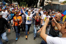 Imagens violentas da contestação a Maduro na Venezuela