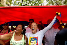 Imagens violentas da contestação a Maduro na Venezuela