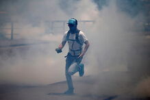 Imagens violentas da contestação a Maduro na Venezuela