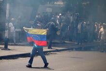 Imagens violentas da contestação a Maduro na Venezuela