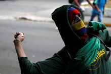 Imagens violentas da contestação a Maduro na Venezuela