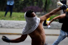 Imagens violentas da contestação a Maduro na Venezuela