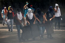 Imagens violentas da contestação a Maduro na Venezuela