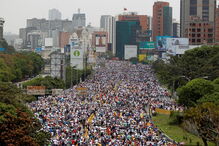 Imagens violentas da contestação a Maduro na Venezuela