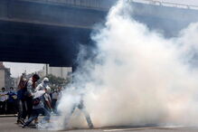 Imagens violentas da contestação a Maduro na Venezuela