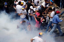 Imagens violentas da contestação a Maduro na Venezuela