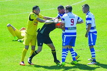 Agressão no jogo do Canelas   