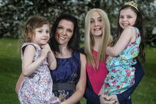 Kara (do lado direito) e Eirian (do lado esquerdo) com as filhas Electra e Seren