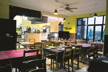 O Hot Spot fica na praia da Consolação, em frente ao mar 