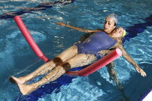 Na água, o peso do corpo é reduzido em 25%, facilitando os movimentos, com reais benefícios físicos mas também do ponto de vista mental