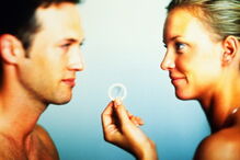 Número crescente de mulheres e homens homossexuais relata que o parceiro retira o preservativo sem consentimento