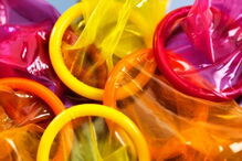 Número crescente de mulheres e homens homossexuais relata que o parceiro retira o preservativo sem consentimento