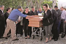 Vera e Mónica, filhas de Egas Sequeira, acompanharam a urna do pai no caminho para a última morada    