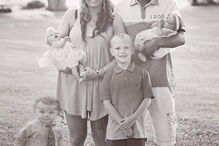 Kalani e Jarani Dean, as gémeas que nasceram com cores de pele diferentes, celebram esta quarta-feira, o primeiro aniversário