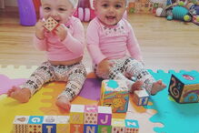 Kalani e Jarani Dean, as gémeas que nasceram com cores de pele diferentes, celebram esta quarta-feira, o primeiro aniversário