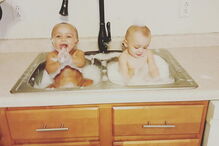 Kalani e Jarani Dean, as gémeas que nasceram com cores de pele diferentes, celebram esta quarta-feira, o primeiro aniversário