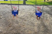 Kalani e Jarani Dean, as gémeas que nasceram com cores de pele diferentes, celebram esta quarta-feira, o primeiro aniversário