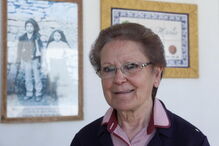 Jacinta Marto, sobrinha dos videntes Francisco e Jacinta, relata episódios da vida dos videntes junto à sua loja de recordações, em Aljustrel