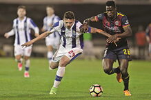 Soares (à esquerda) tenta libertar-se da marcação de Carlos Ponck. O avançado portista foi decisivo     