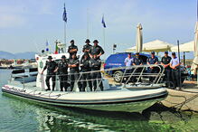 Os elementos do primeiro contingente, ontem, em Lesbos, junto à embarcação e à carrinha com radar que vão usar