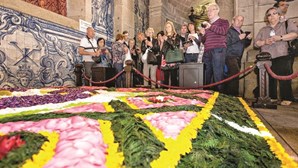 Tapetes de flores levam milhares até às Cruzes