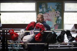 Paulo Seco tem 46 anos e lidera uma academia de boxe no Casal Ventoso, em Lisboa