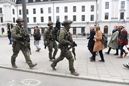 Polícias fortemente armados no centro de Estocolmo