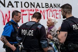Idosa de 86 anos detida após pintar frase numa parede do Banco Nacional Suíço