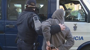 Adolescente foi detido por polícias verdadeiros que pensaram que o jovem estava armado