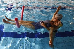 Na água, o peso do corpo é reduzido em 25%, facilitando os movimentos, com reais benefícios físicos mas também do ponto de vista mental