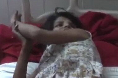 Menina encontrada a viver com macacos