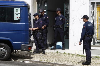 Corpo da idosa foi retirado da casa onde vivia, em Alvalade, pela PSP. Auzenda Ferreira, de 83 anos, vivia sozinha    