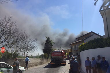  O fogo está a lavrar numa empresa de lavagem de cisternas de camiões