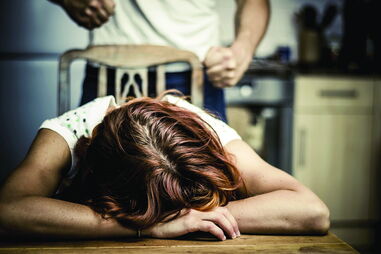 Mulher foi vítima de violência doméstica e violações até sair da casa da família, em janeiro de 2014