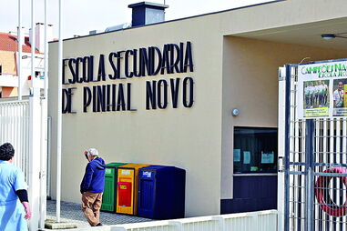 Encarregados de educação exigem ao ministério que coloque mais assistentes operacionais na escola