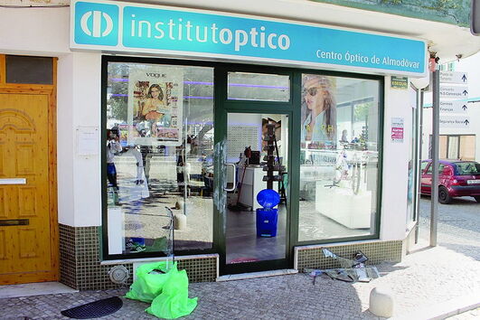 Assaltantes partiram vidro da porta 