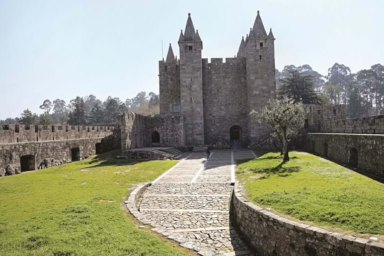 o imponente castelo de Santa Maria da Feira